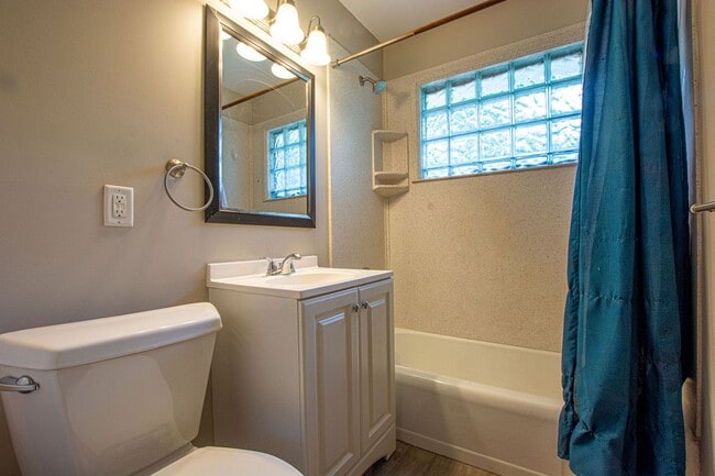 Building Photo - 2 Bedroom / 1 Bath Duplex with Washer/Dryer