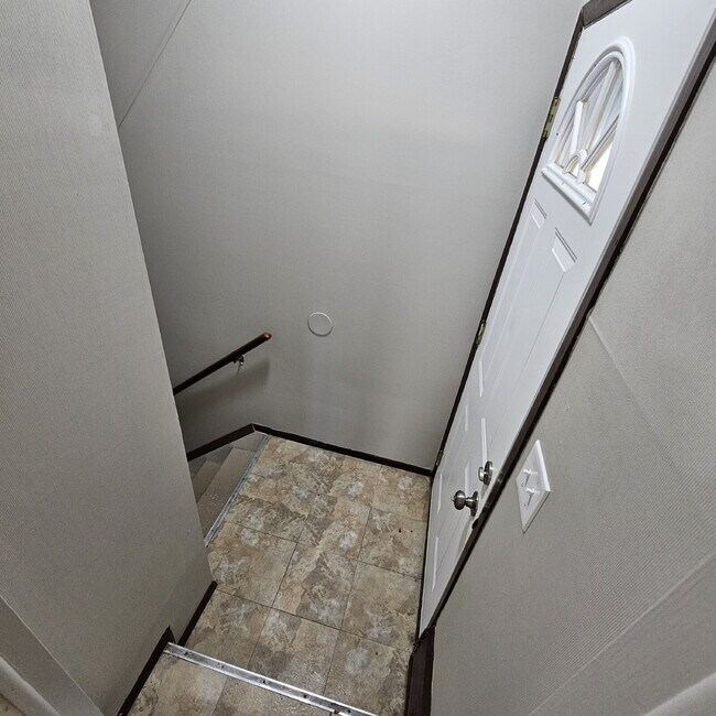 Building Photo - 3 Bedroom Ranch, Eat-In Kitchen, All Appliances, Big Basement with Extra Storage, 2 Car Garage.