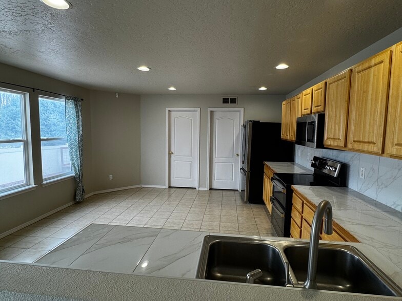 Building Photo - 172 W Tehuti Ct