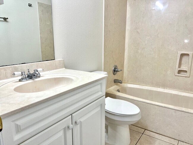 Building Photo - Central Crestview Location