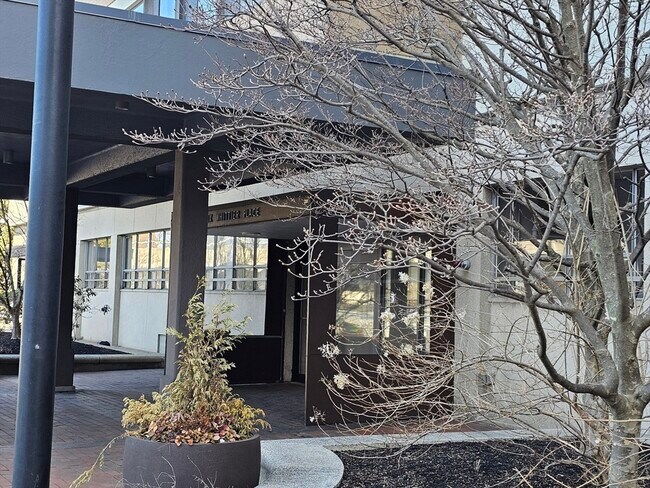 Building Photo - 6 Whittier Pl