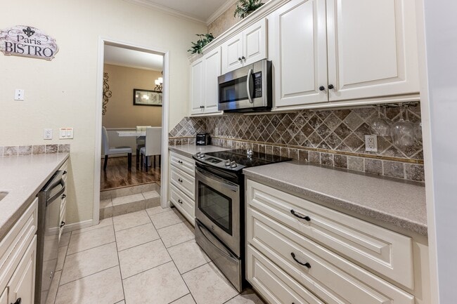 Building Photo - 422 River Oaks Dr