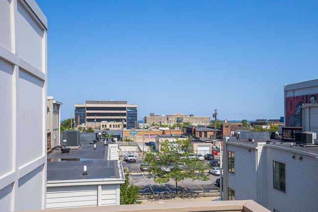 Building Photo - 2 bed/2.5 Bath Condo with a view!