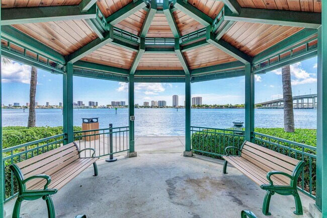 Building Photo - 2650 Lake Shore Dr