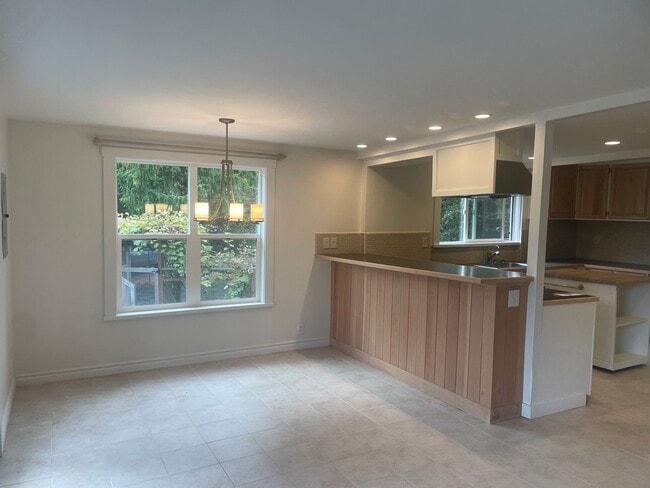 Building Photo - Nicely Maintained Clinton Home with Upgrades and Fenced Yard!