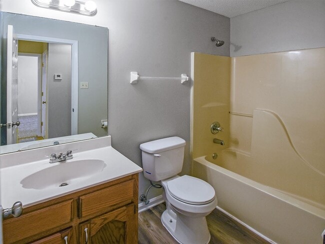 Building Photo - Adorable 3 bed, 2 bath home with stainless steel appliance package.