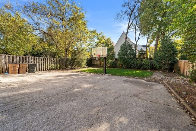 Building Photo - 2019 Overhill Dr