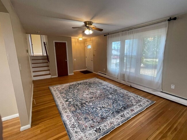 Building Photo - 10 Larry