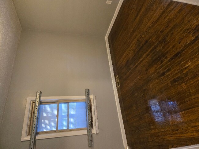 Building Photo - 3 bedroom 1 bath bungalow now available! -...