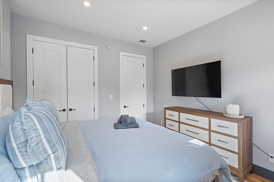 Building Photo - 334 Palisade Ave