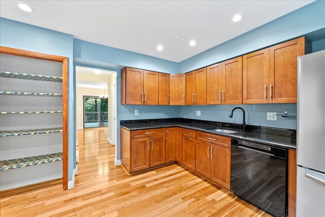 Building Photo - "Luxurious Reston Retreat: Spacious 2400 S...