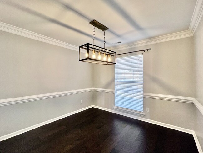 Building Photo - UPDATED, 4 Bedrooms!