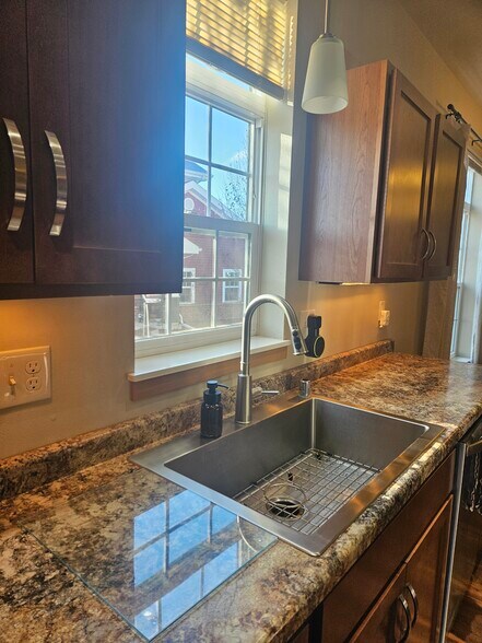 Oversized kitchen sink - 4876 Innovation Dr