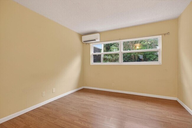 Building Photo - 2115 NE 42nd Ct