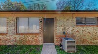 Building Photo - 206 Lynn Dr