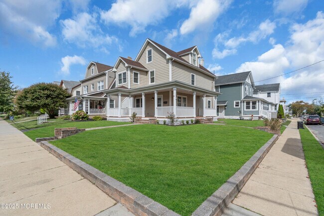 Building Photo - 300 Lareine Ave
