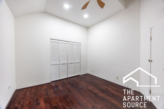 Building Photo - 913 N Honore St