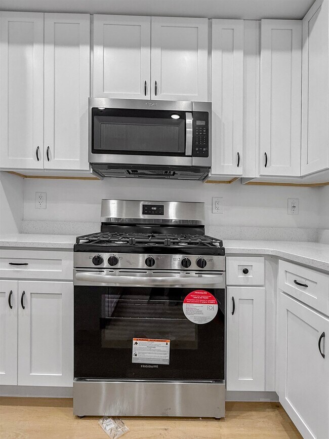 Building Photo - 185 Mallory Ave