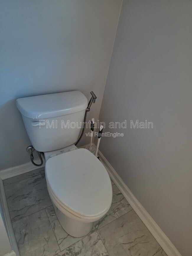Building Photo - 25 Barnett Shoals Dr