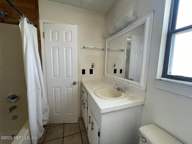 Building Photo - 231 Hopkins St