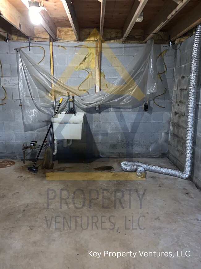 Building Photo - 493 Hollenbeck St