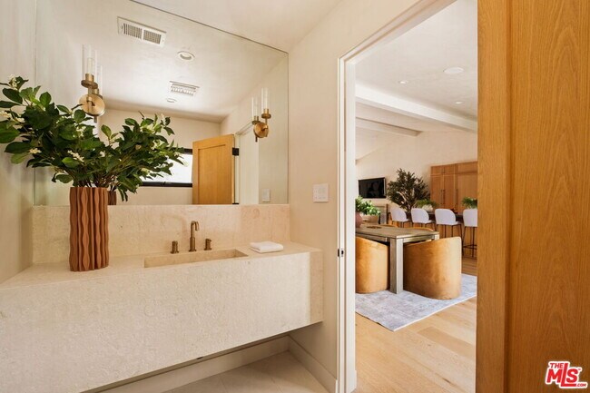 Building Photo - 8628 Edwin Dr