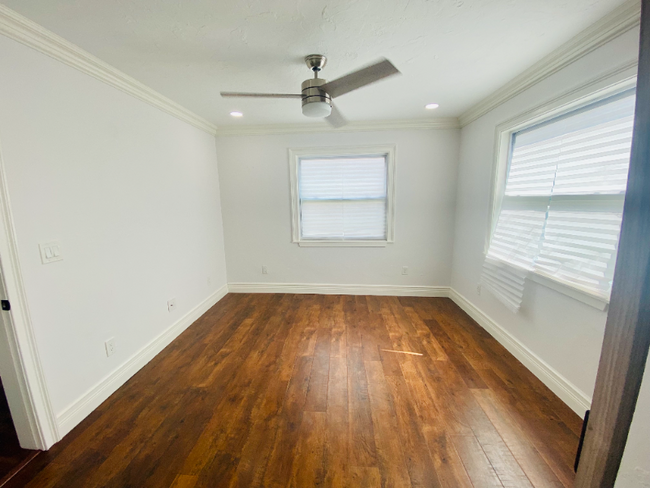 Building Photo - 828 SW 43rd Ave