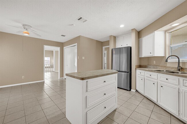 Building Photo - 3023 Jewel Ann St