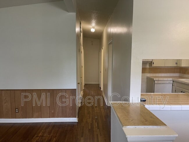 Building Photo - 5430 N Frankfort Pl