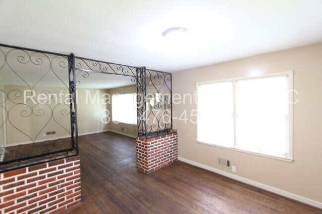 Building Photo - 533 Jalna Rd