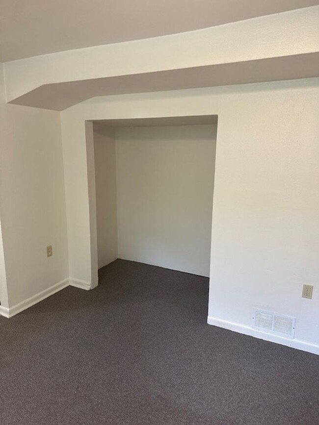 Building Photo - Hey Students.  3 bedroom Mid town off Step...