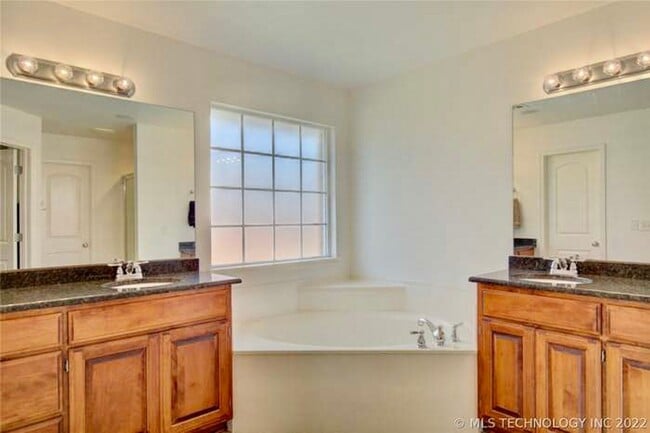 Building Photo - Large open 3 bed, 3 car Garage in The Highlands at Forest Ridge