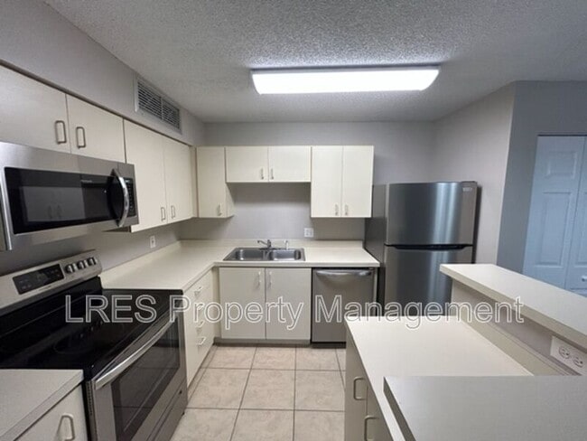 Building Photo - 380 Lakepointe Dr