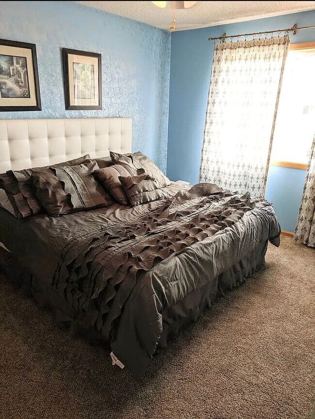 Building Photo - Spacious 4bed 3.5bath Single Family Home in Shakopee.  Featuring an in-home Theater