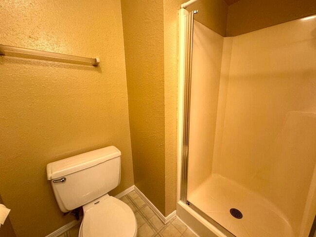 Building Photo - Gorgeous 3 Bedroom 2 bathroom duplex In Br...