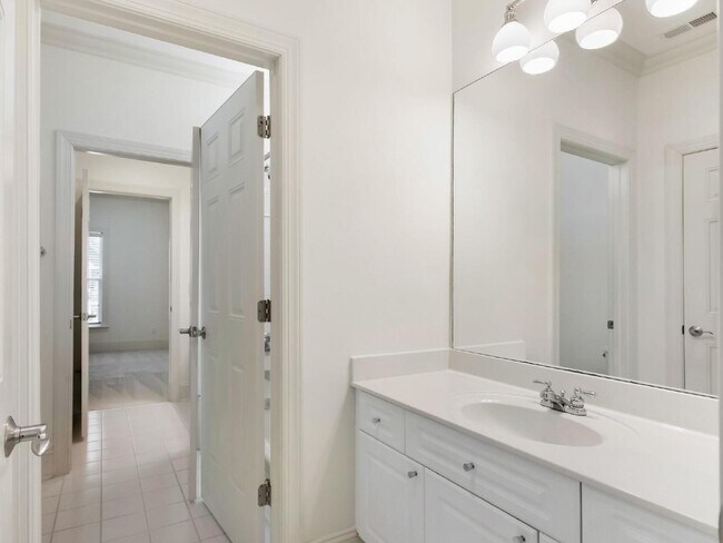 Building Photo - Super cute bungalow in Chantilly with rocking chair front porch!