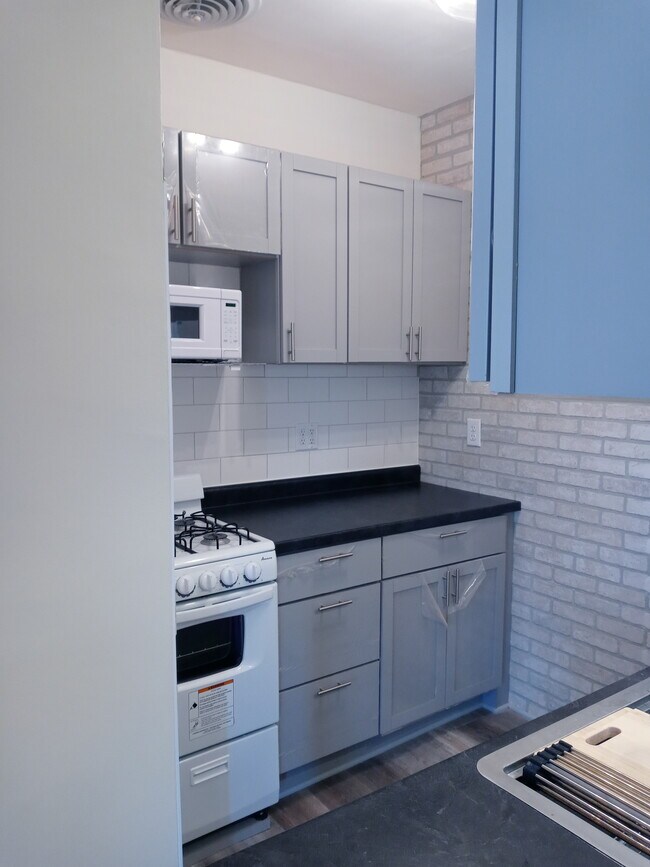 Building Photo - 2733 Girard Ave S