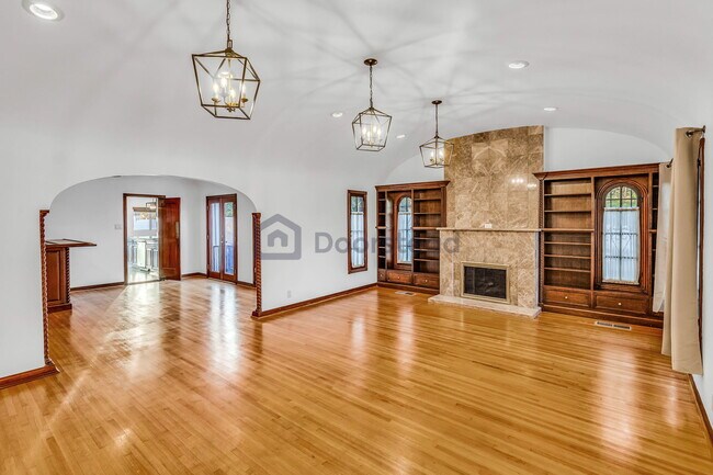 Building Photo - 603 S Mansfield Ave