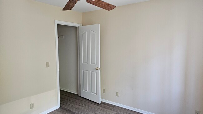 Building Photo - 527 Sutter Ln