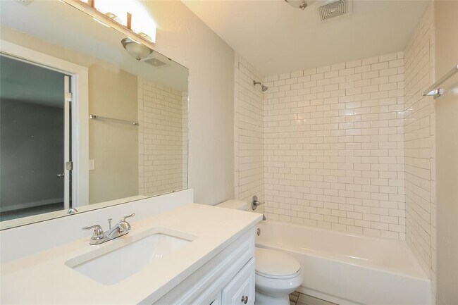 Building Photo - 1828 Sunrise Dr