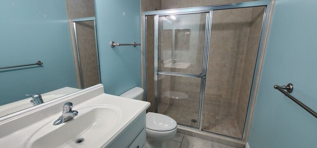 Building Photo - 3 Bedroom 2 Bath Lakefront Townhouse