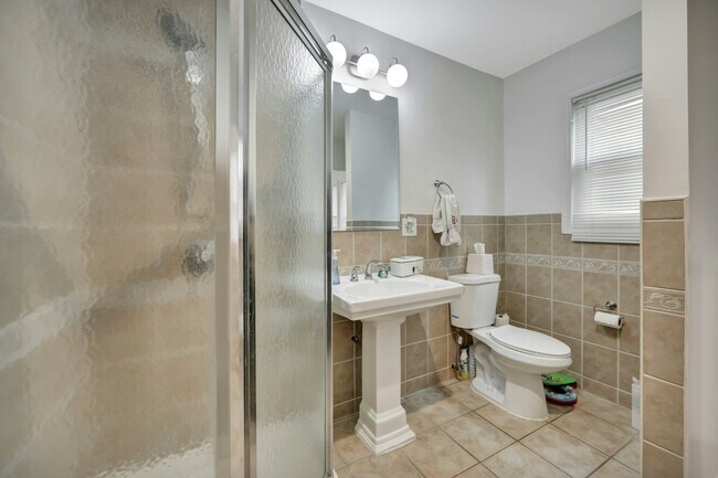 Building Photo - 167 Rockwood Pl