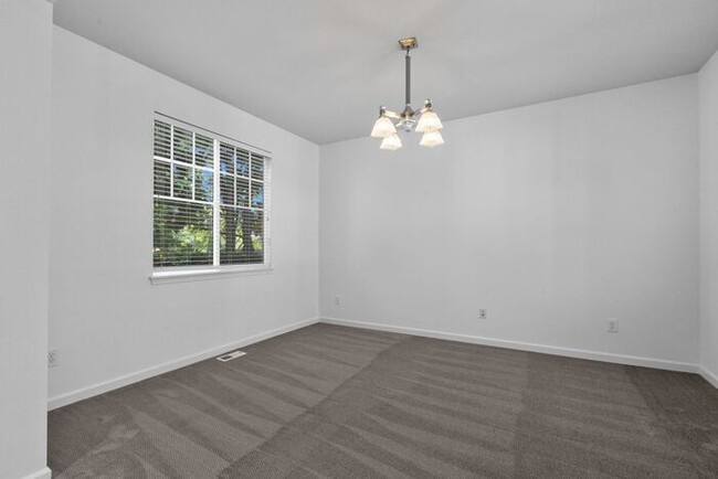 Building Photo - Immaculate Redmond Ridge Air-Conditioned B...