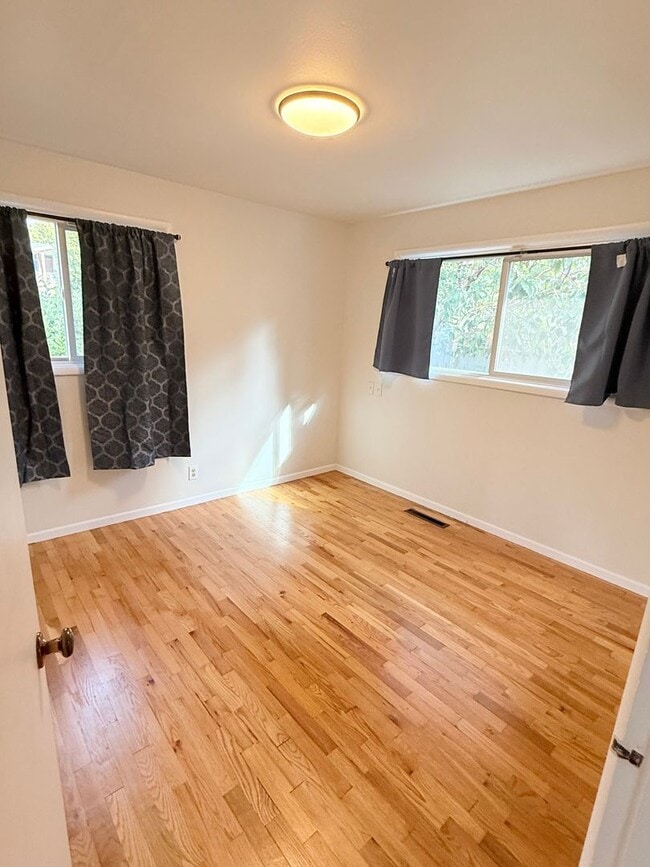 Building Photo - Rambler on corner lot in convenient Bremerton location!