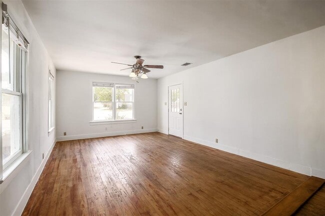 Building Photo - 917 W 4th St