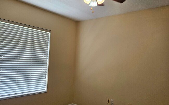 Building Photo - 885 SW Jaguar Dr