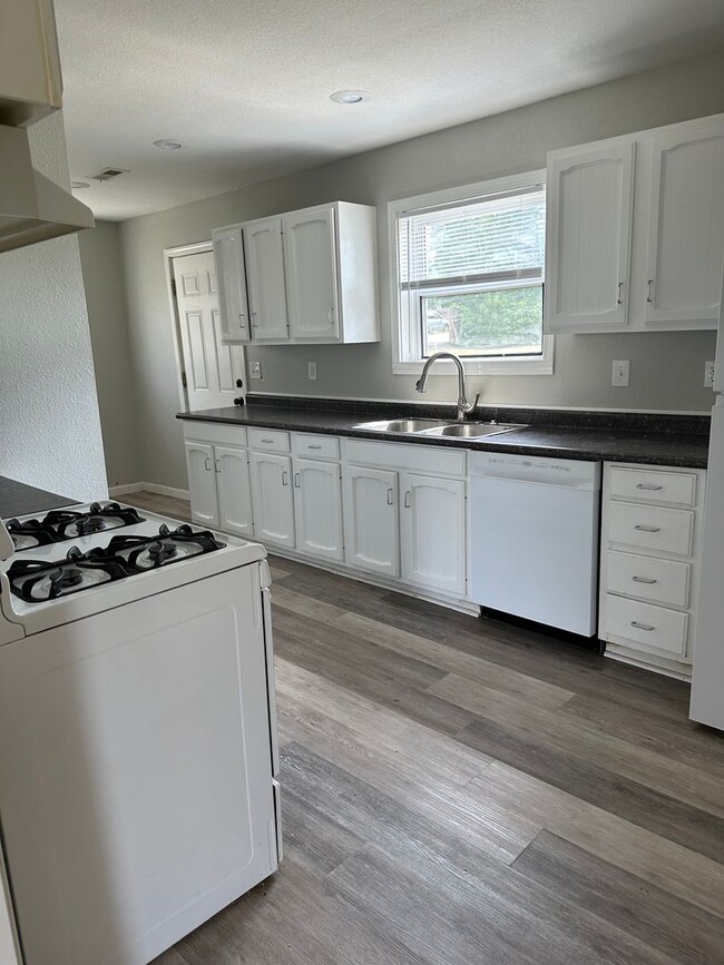 Building Photo - 3 bedroom, 1 bathroom home located in Joplin!