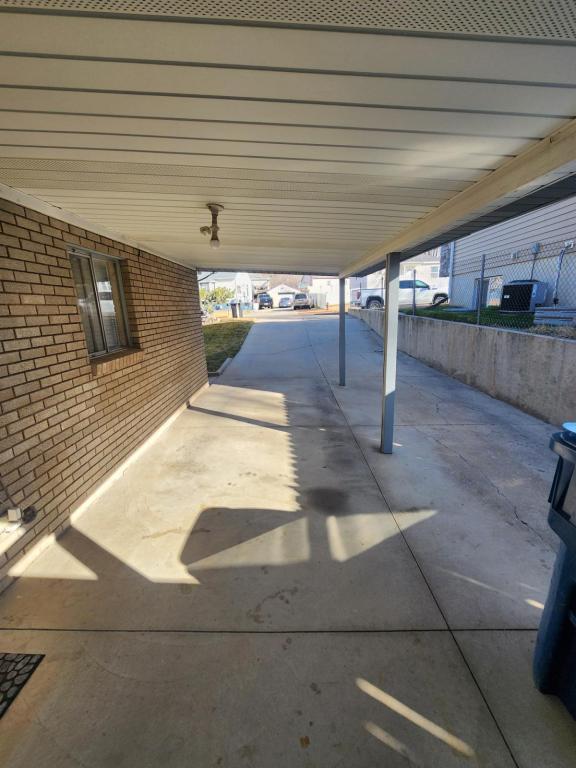 Building Photo - 185 Country Club Dr