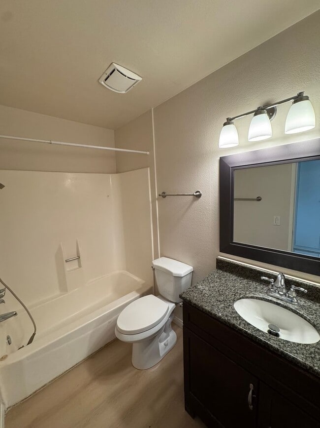 Building Photo - Bright, Updated Home Ready to Move In