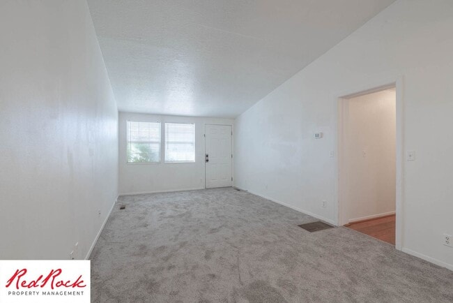 Building Photo - Charming 2 Bed / 1 Bath Apartment in a Prime Location